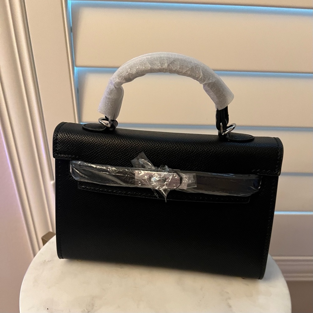 Elegant Black Handbag - Picture 2 of 8